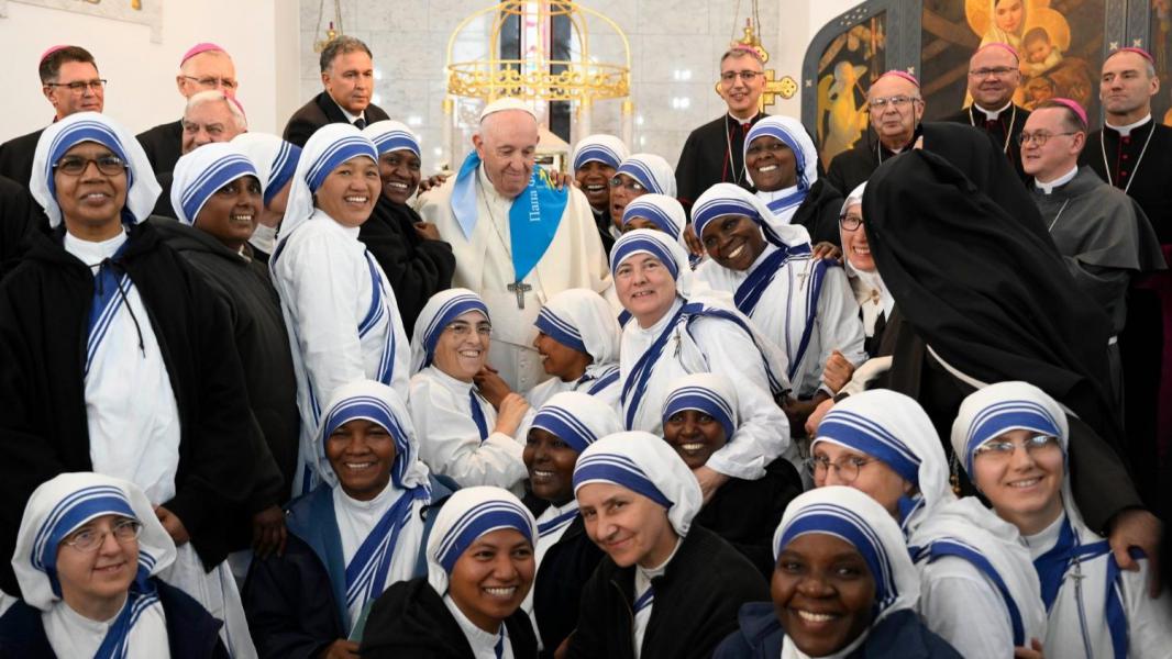 Ontmoeting met de religieuzen voor de eucharistie in de kathedraal © Vatican Media