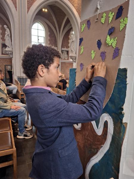 Het druiventrosje wordt op het bord geprikt © RvH
