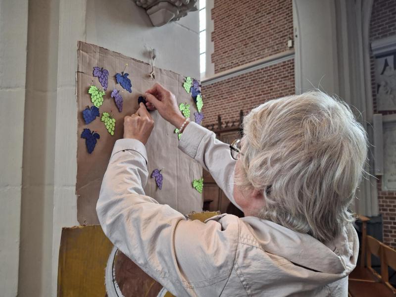 Het druiventrosje wordt op het bord geprikt © RvH