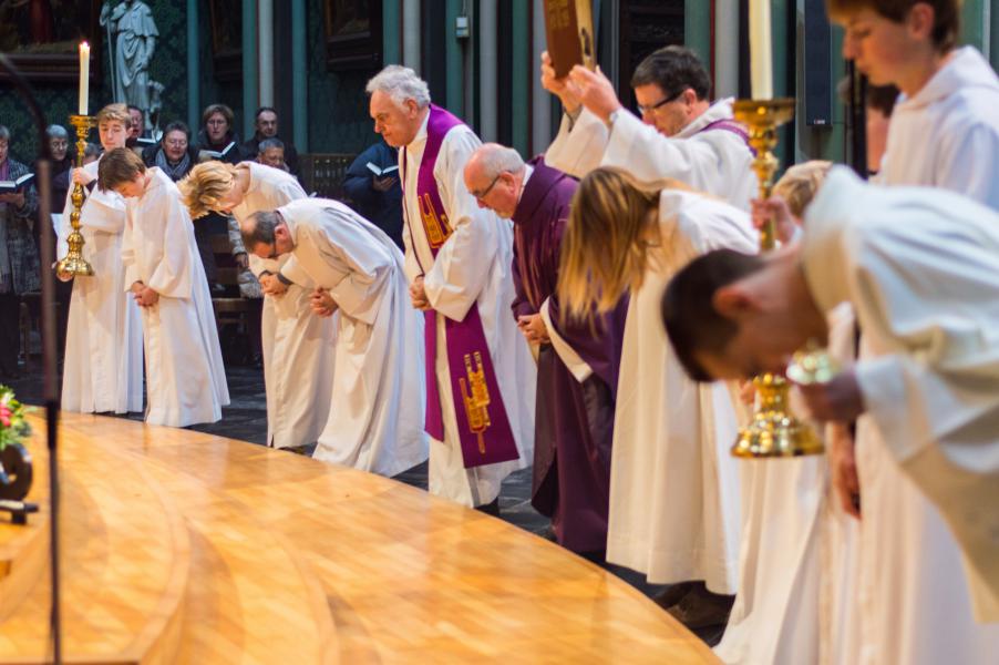 De Schrift wordt hoog geheven bij het begin van de eucharistie op de eerste zondag van de advent in Eeklo. © Karel Van de Voorde