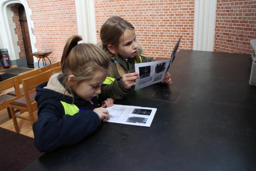 De eerste communicanten verkennen de kerk © RvH