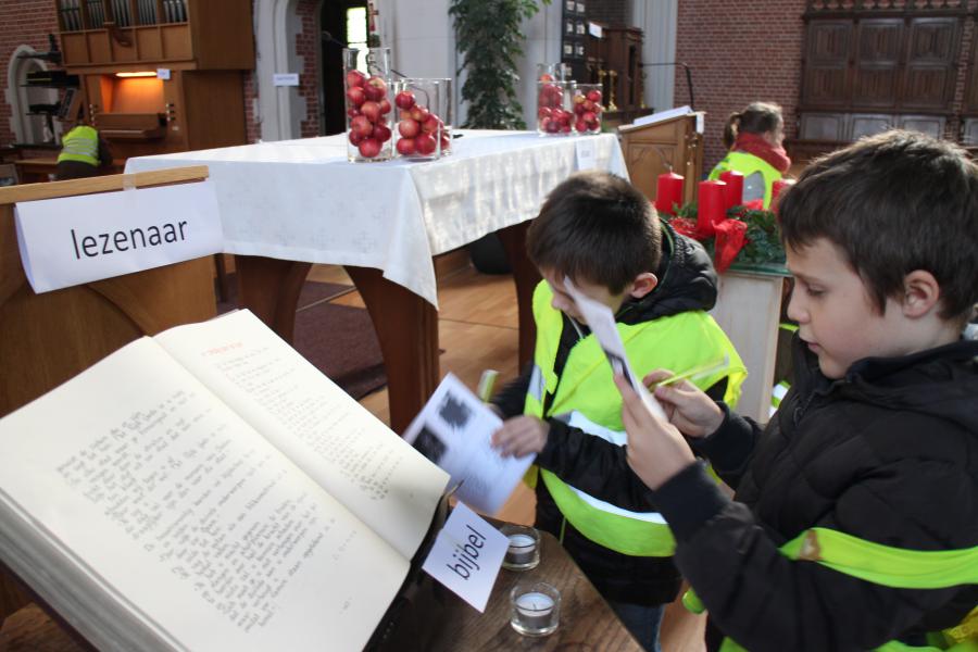 De eerste communicanten verkennen de kerk © RvH