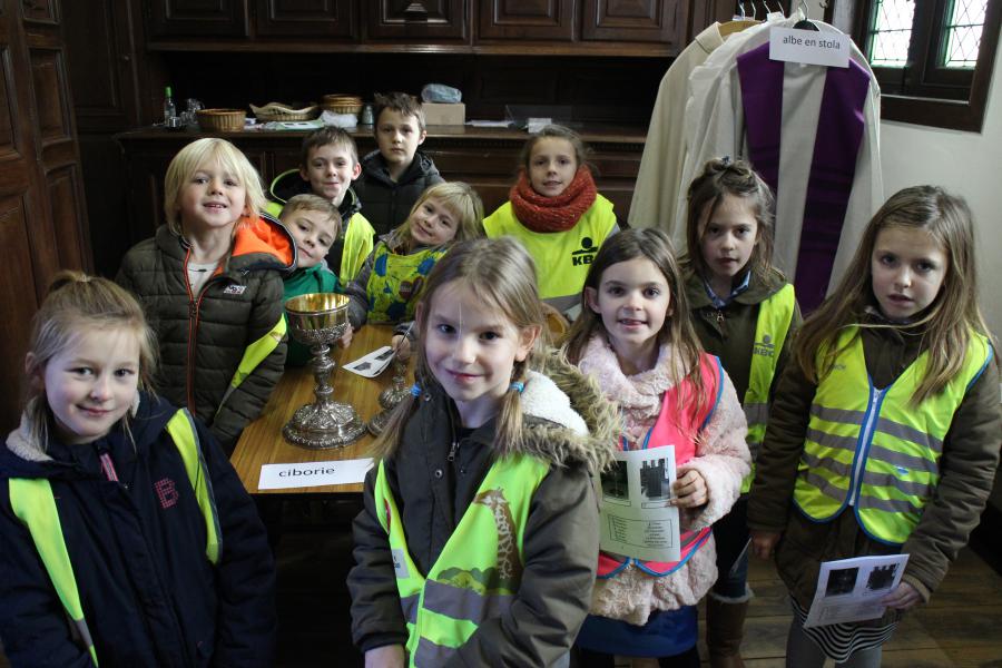 De eerste communicanten verkennen de kerk © RvH
