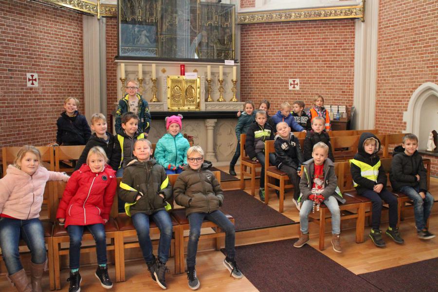 De eerste communicanten verkennen de kerk © RvH