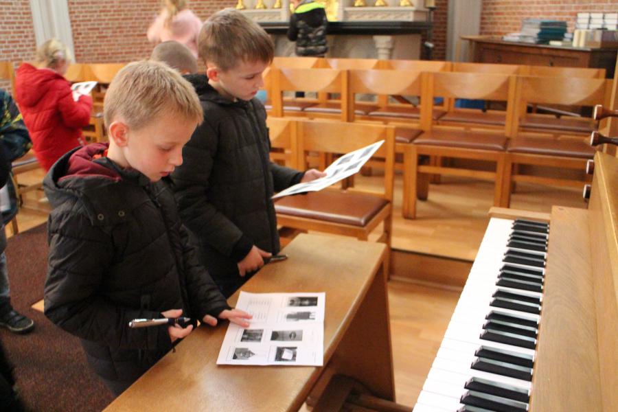 De eerste communicanten verkennen de kerk © RvH