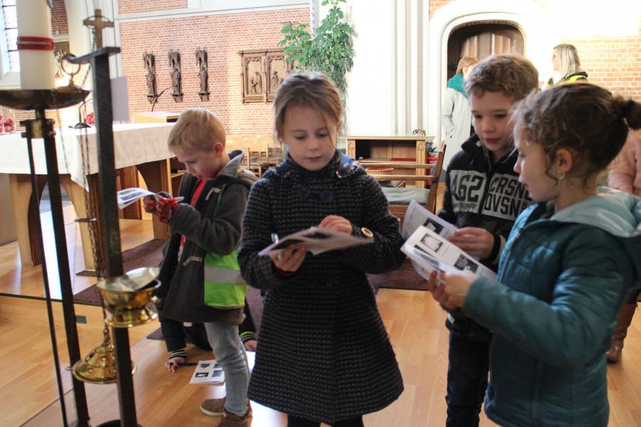 De eerste communicanten verkennen de kerk © RvH