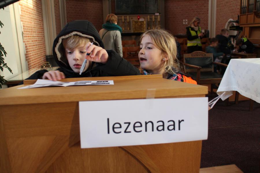De eerste communicanten verkennen de kerk © RvH