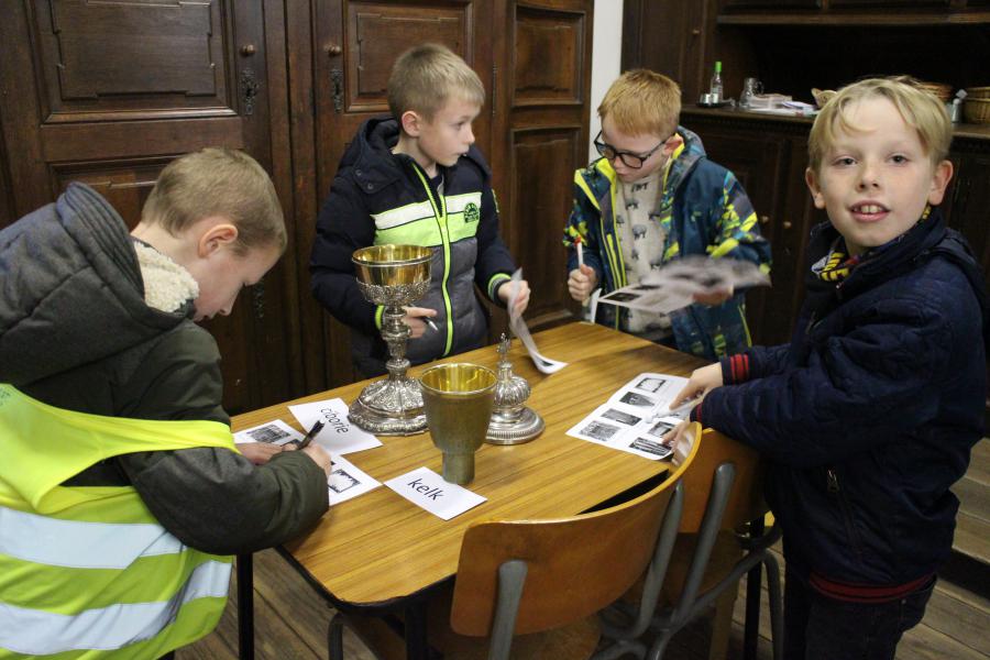 De eerste communicanten verkennen de kerk © RvH