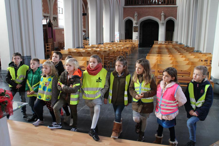 De eerste communicanten verkennen de kerk © RvH