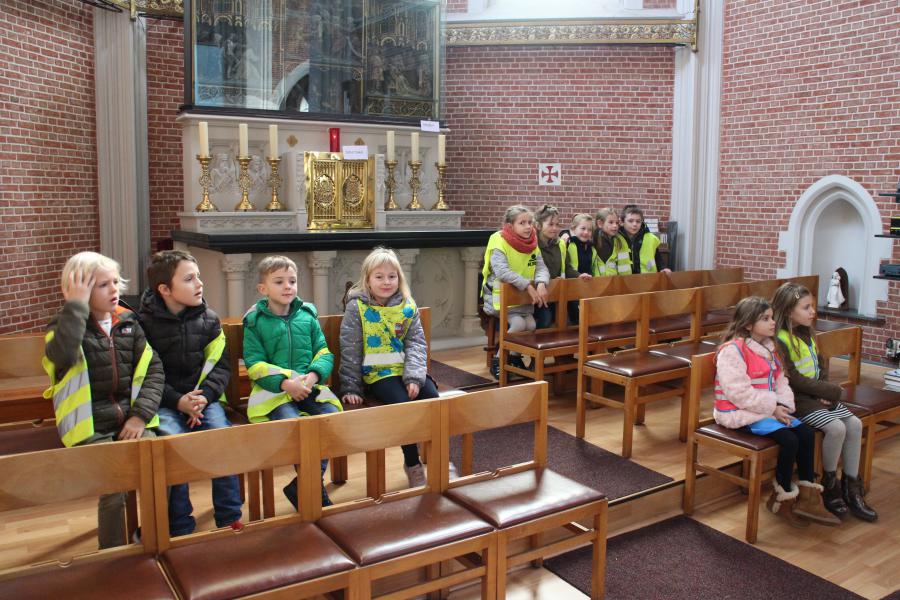 De eerste communicanten verkennen de kerk © RvH