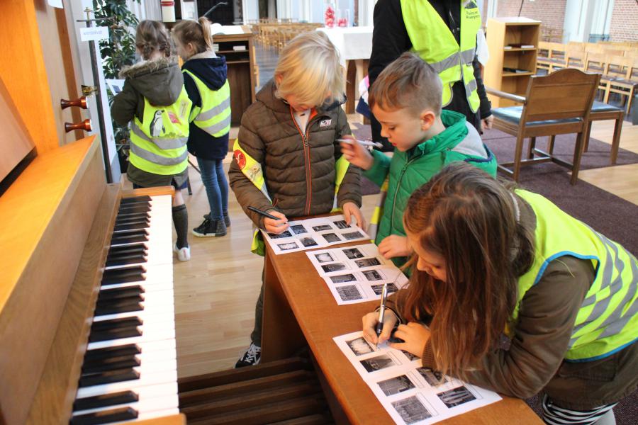 De eerste communicanten verkennen de kerk © RvH