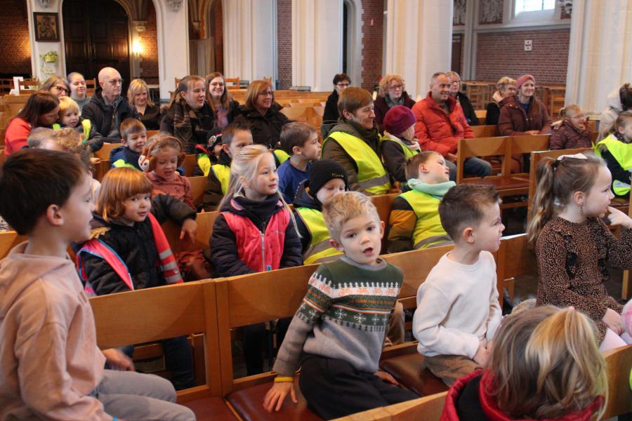 Kleuters van de Toverdoos vierden kerstmsi 