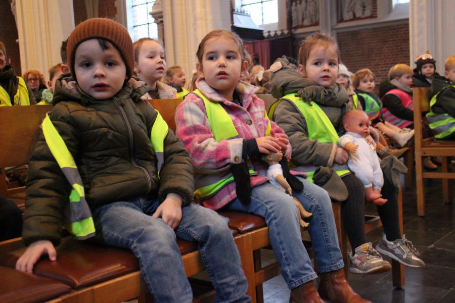 Kleuters van de Toverdoos vierden kerstmsi 