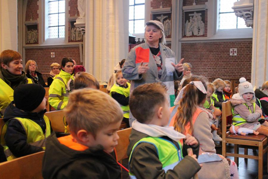 Kleuters van de Toverdoos vierden kerstmsi 