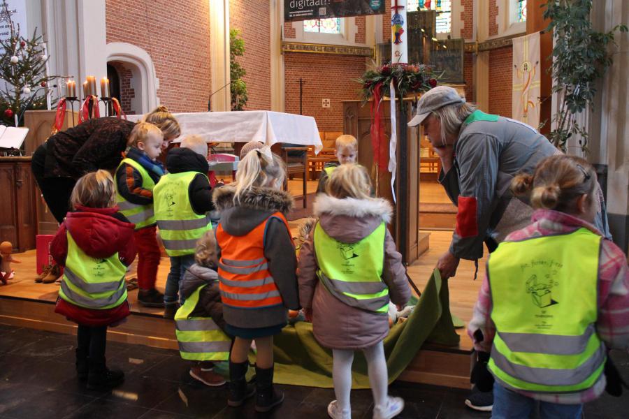 Kleuters van de Toverdoos vierden kerstmsi 