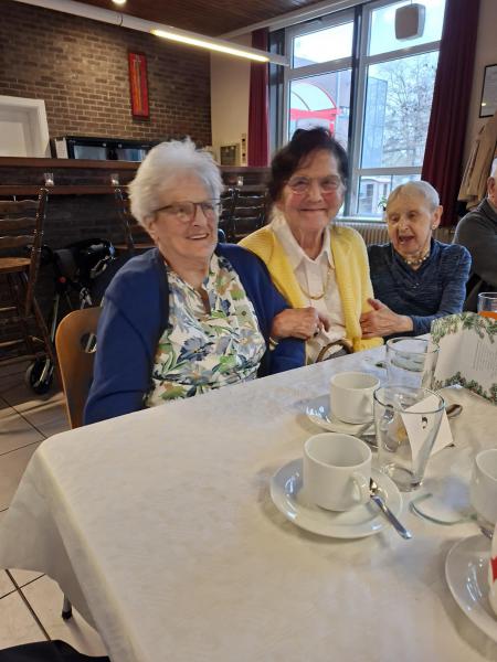 Lena,Agnes en Margriet wiegen mee 