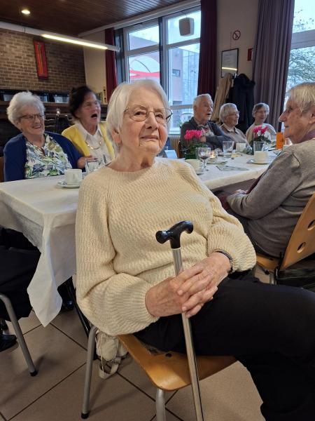 Roosje luistert aandachtig 