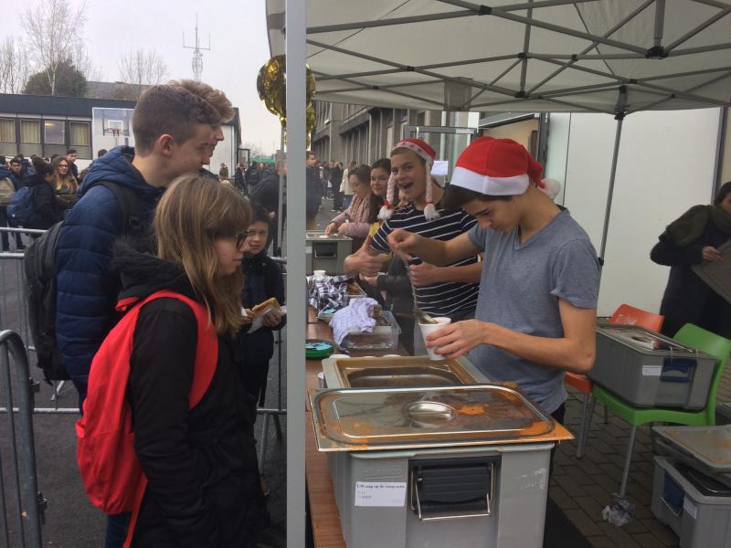 De Kersthappening van het Sint-Aloysiuscollege. Zo werd de vuist tegen armoede vanuit groot-Ninove nog sterker! Bravo. 