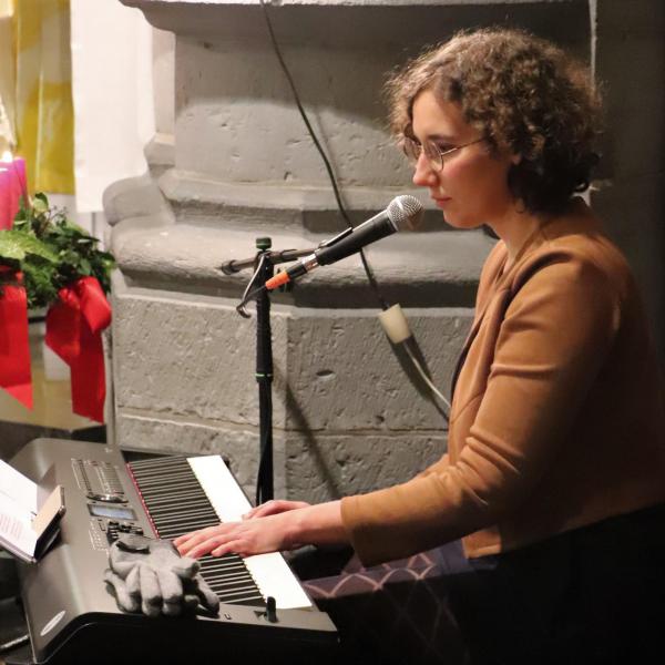 Middernachtmis 2019 in onze Sint-Hadrianuskerk van Handzame met live muziek door Nele Fiers © Federatie Krekedal Kortemark