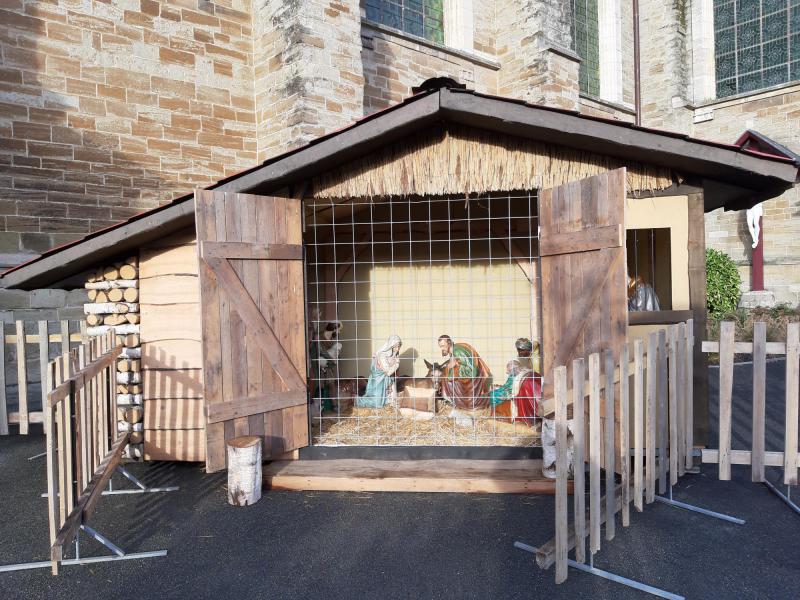 Buitenkerststal aan de Abdijkerk in Ninove © RVT