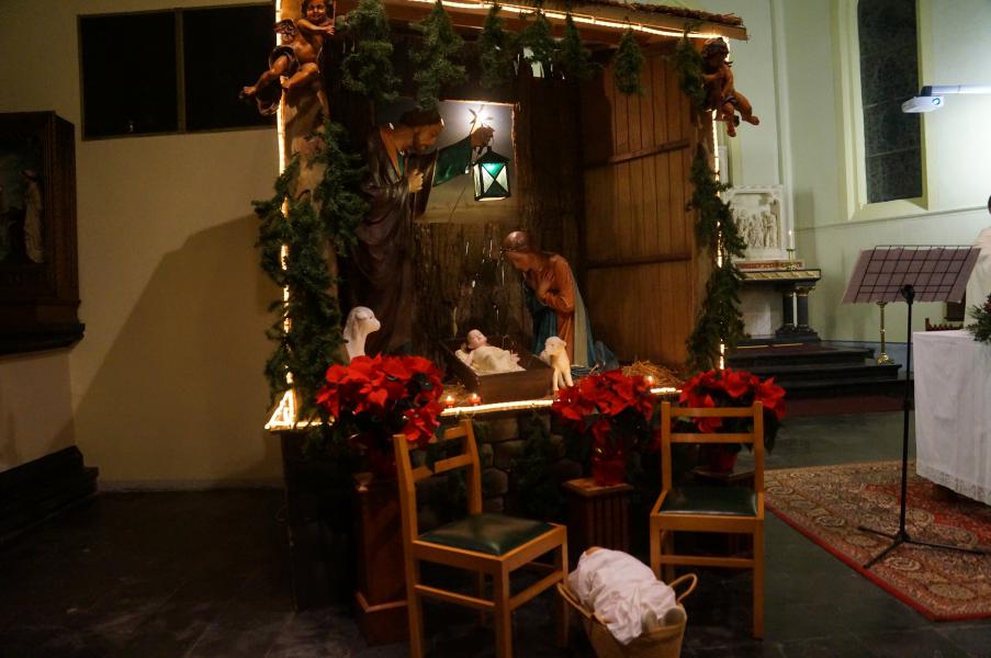 Kerststal Sint-Niklaaskerk Leke 