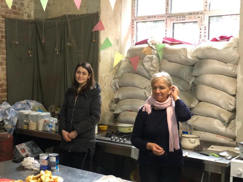 De keuken van het weeshuis. Getuigen vertellen over de vreugde die ze voelden toen ze na het communisme de ramen van het gebouw weer konden openen en de zon binnenlaten. Nu worden de ramen beveiligd met zandzakken.  