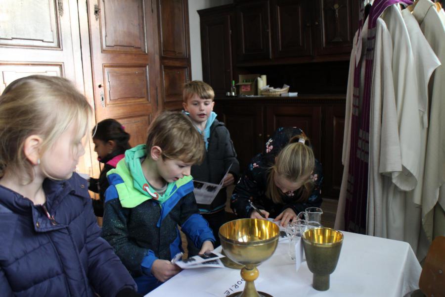 De Eerste Communicanten verkennen de kerk © RvH