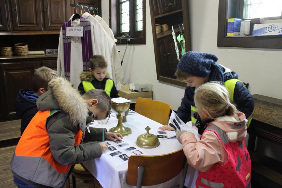 De Eerste Communicanten verkennen de kerk © RvH