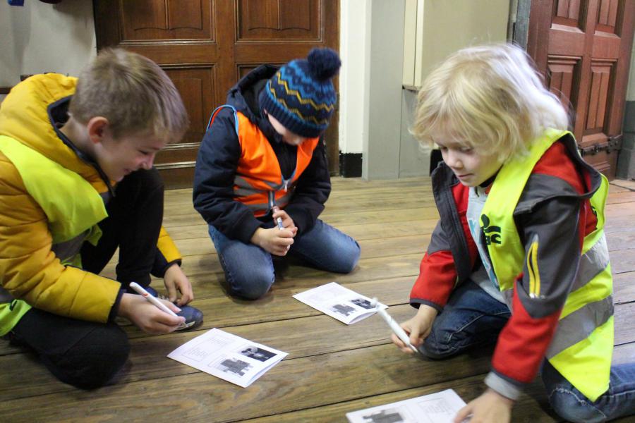 De Eerste Communicanten verkennen de kerk © RvH