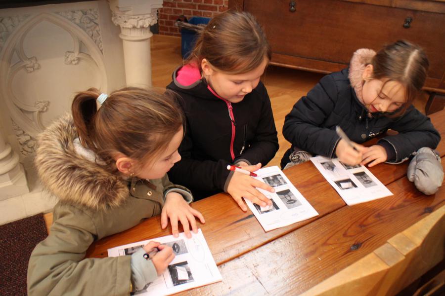 De Eerste Communicanten verkennen de kerk © RvH