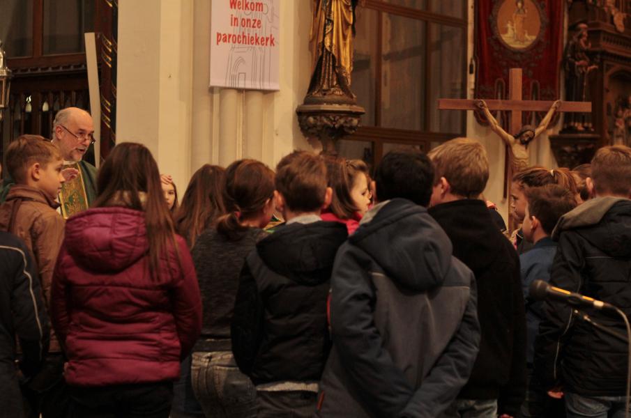 De kinderen luisteren aandachtig. © Kerk Stekene en Sint-Gillis-Waas