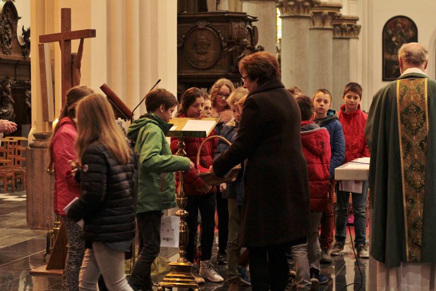 De kinderen krijgen een sticker 'zondag zo'n dag' © Kerk Stekene en Sint-Gillis-Waas