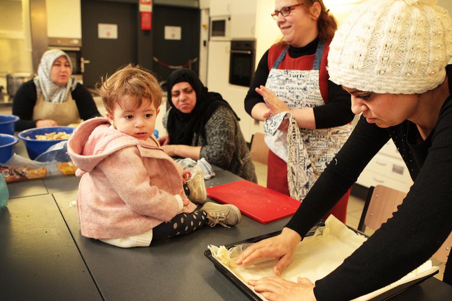 Noura's jongste is de lieveling van de kokende mama's.