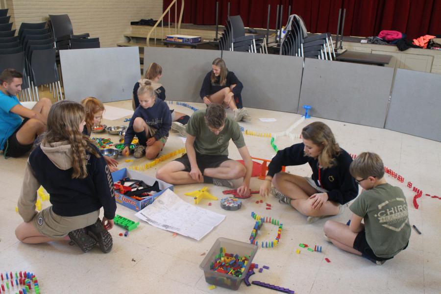 Spelen met domino-steentjes © RvH