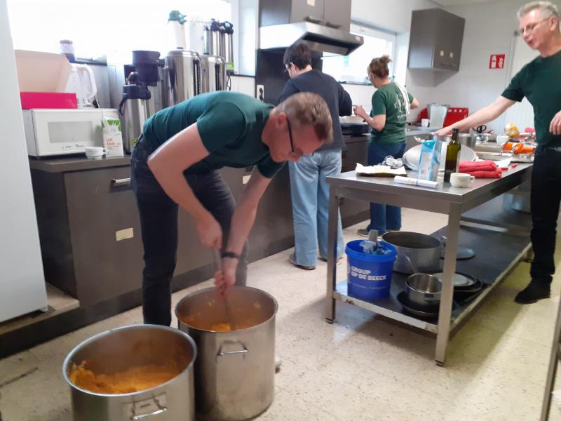 De kookploeg aan het werk © RvH