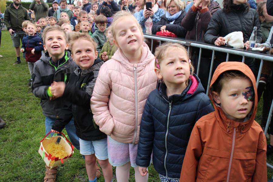 Ongeduldig wachten ze op de klok met de eieren © RvH