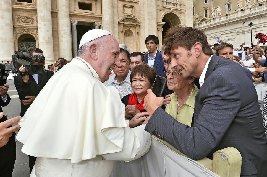 Op het Sint-Pietersplein, bij de paus. © L'Osservatore Romano/VTM