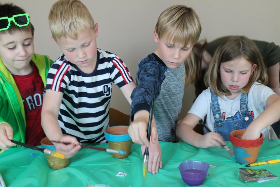 Enkele weken voor onze eerste communie maakten wij cadeautjes voor onze ouders. © RvH