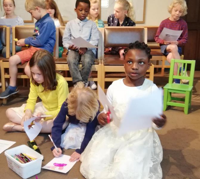 kindernevendienst 