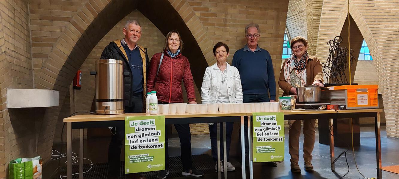 devrijwilligers,aljarenlangoppost:RikRogiers,MoniqueVanelverdinghe,ChristineHemeryck,,MichieCattaertenMartine Vansimaeys © Benny