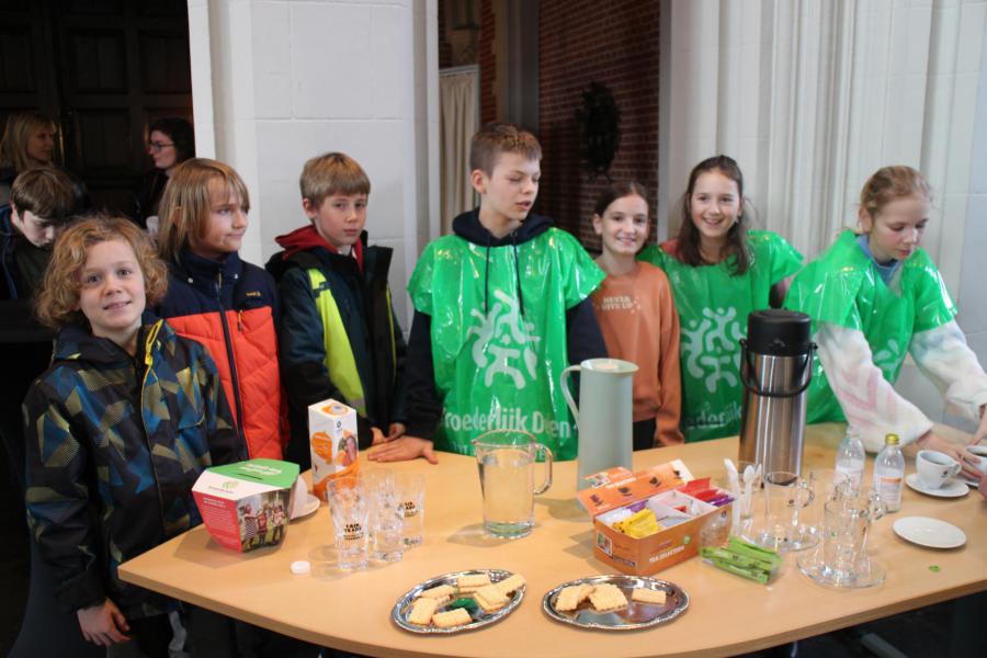 De vormelingen bij hun stand van de koffiestop © RvH