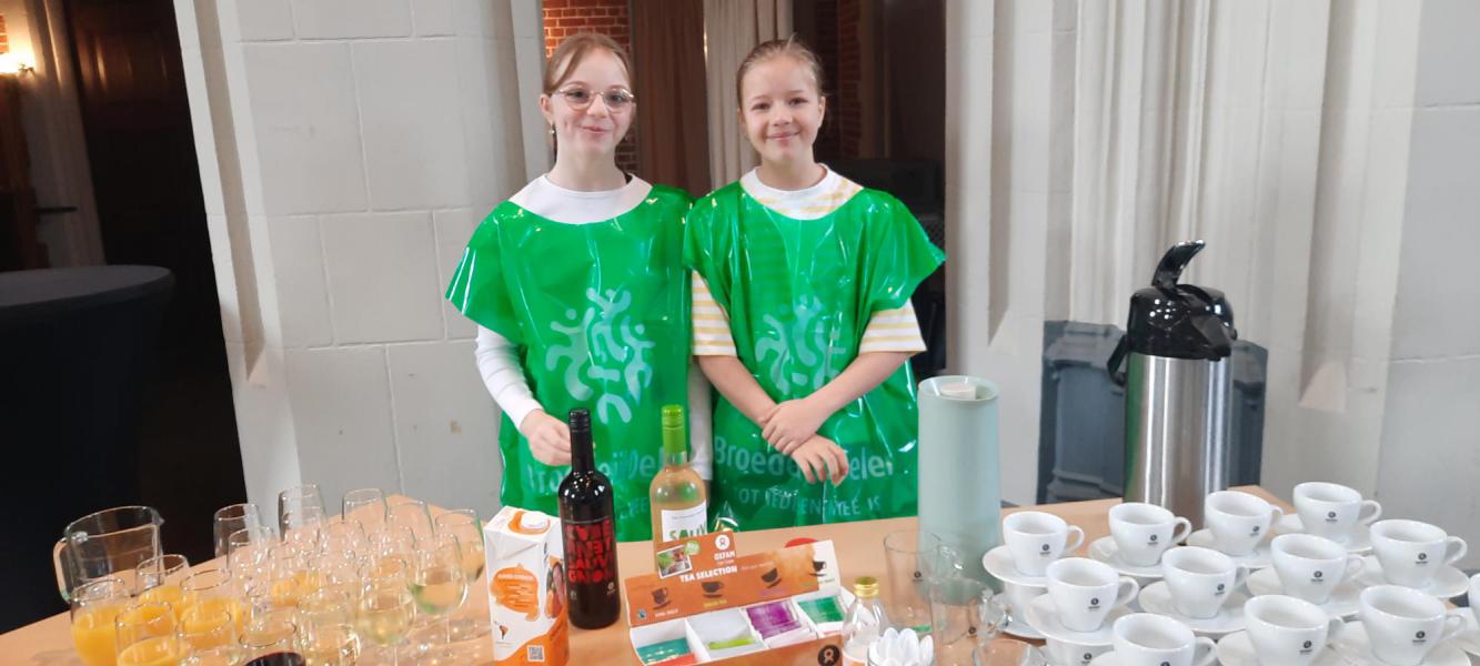 De vormelingen bij hun stand van de koffiestop © RvH