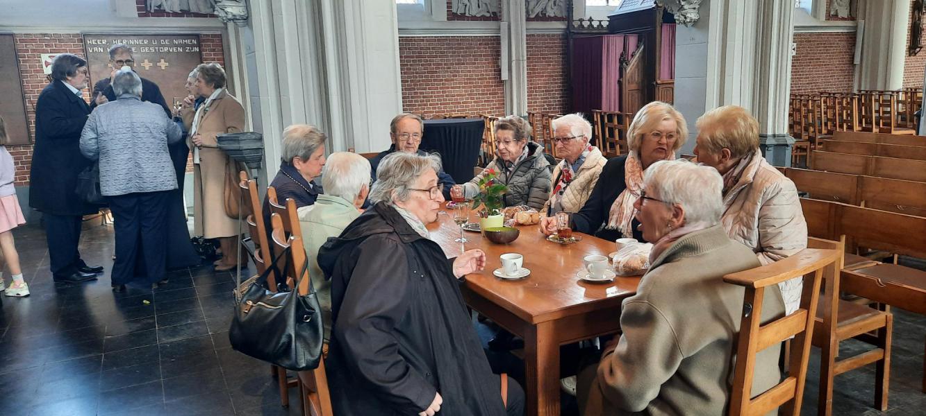 Gezellig geniet van een tas koffie met koekje © RvH