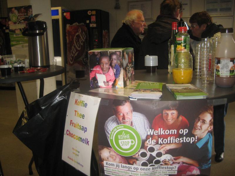 De uitgang van de Makro: de traditionele Koffiestop van de parochieploeg.