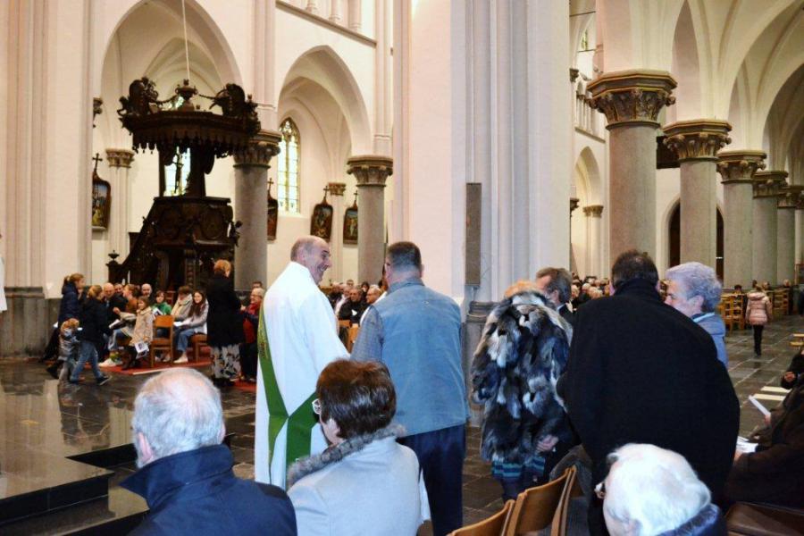 De vrede van de Heer wordt aan elkaar doorgegeven © Urbain Van Kemseke