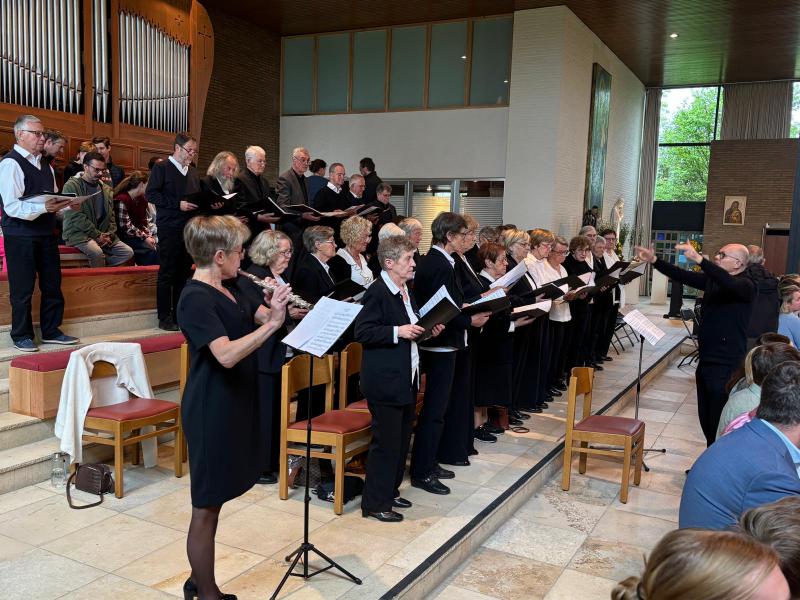 Vincentkoor en St. Stefanuskoor o.l.v. Bernard tijdens de paasviering. 