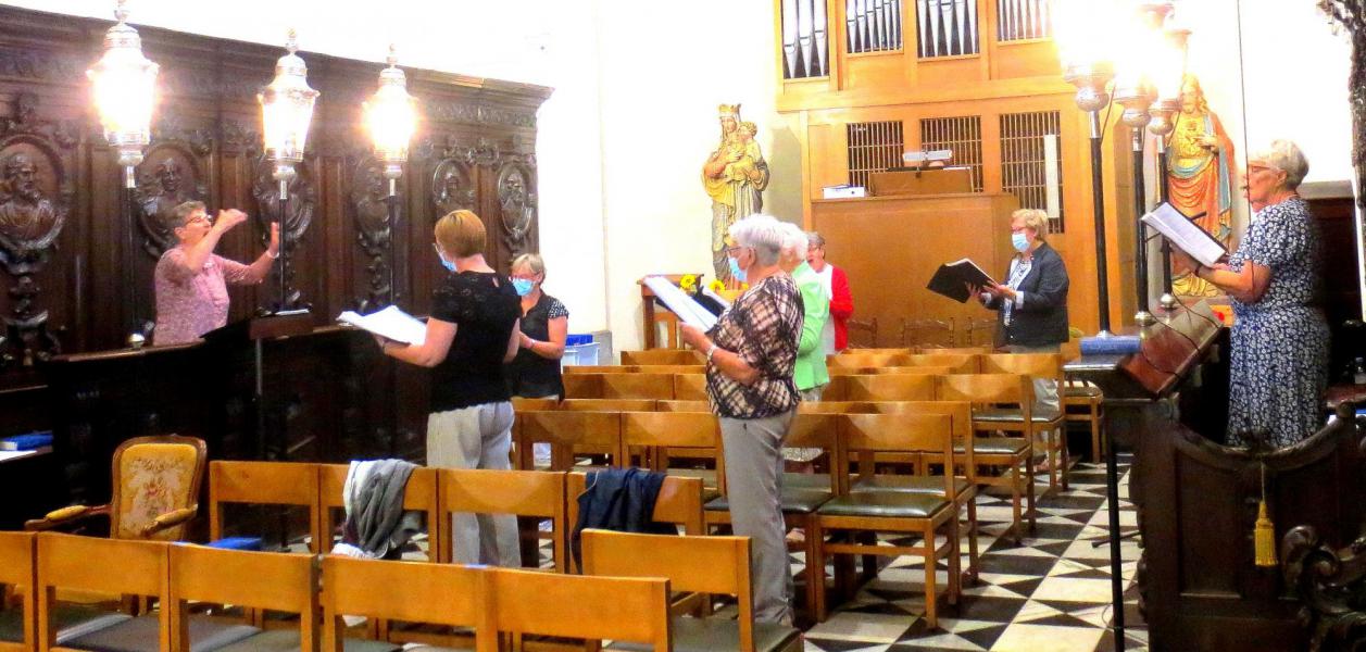 Ondanks de strenge regels voor zangkoren waren toch 10 leden opgedaagd om de eucharistieviering te verzorgen. © Onze-Lieve-Vrouw Lichtaart