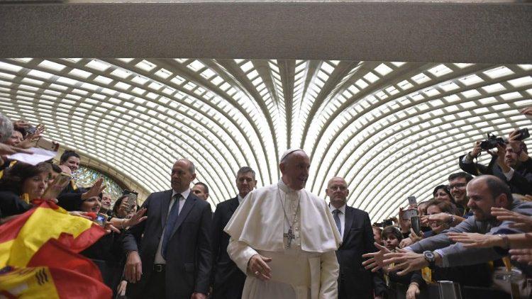 De paus kreeg een hartelijk onthaal van de koorzangers © Vatican Media