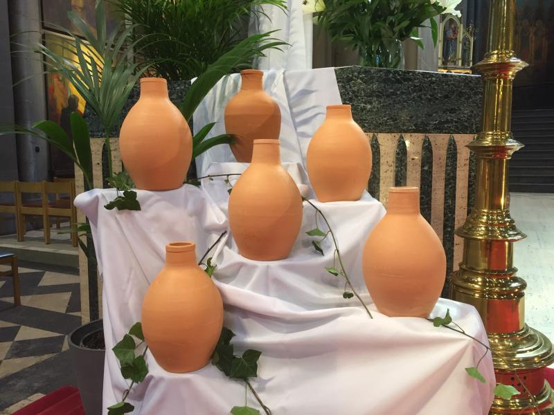 6 stenen kruiken op de bruiloft van Kana © bedevaartsoord