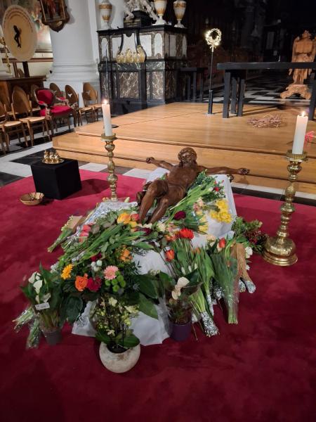 Kruisverering op Goede Vrijdag in de Abdijkerk Ninove - 03-04-2026 © Alexander Vandaele